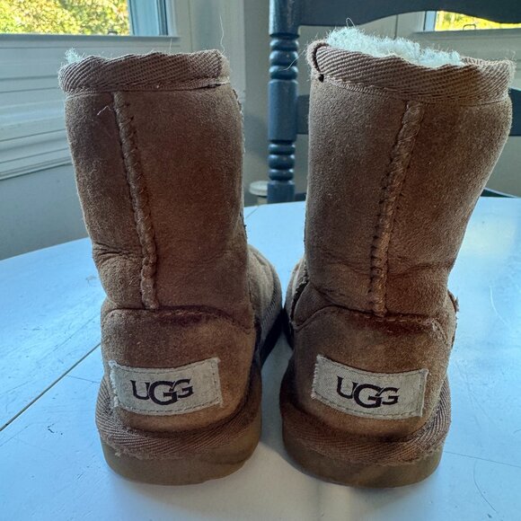 Toddler Girl Uggs in size 8, good condition - Picture 1 of 6
